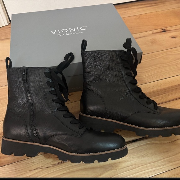 New-in box- Vionic- Lani 2- Leather Woman’s Lug Boot - Picture 2 of 6